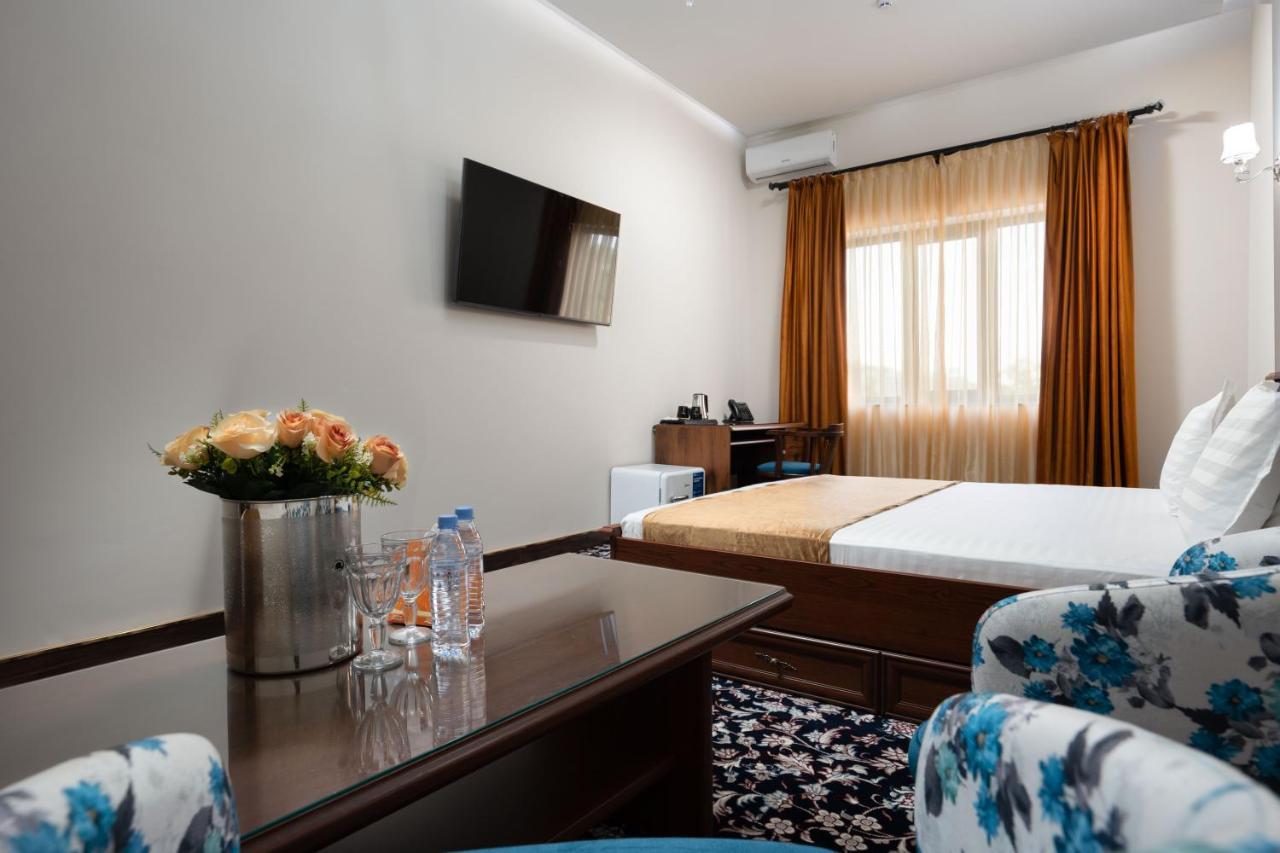 Aqua Hotel Tashkent Esterno foto
